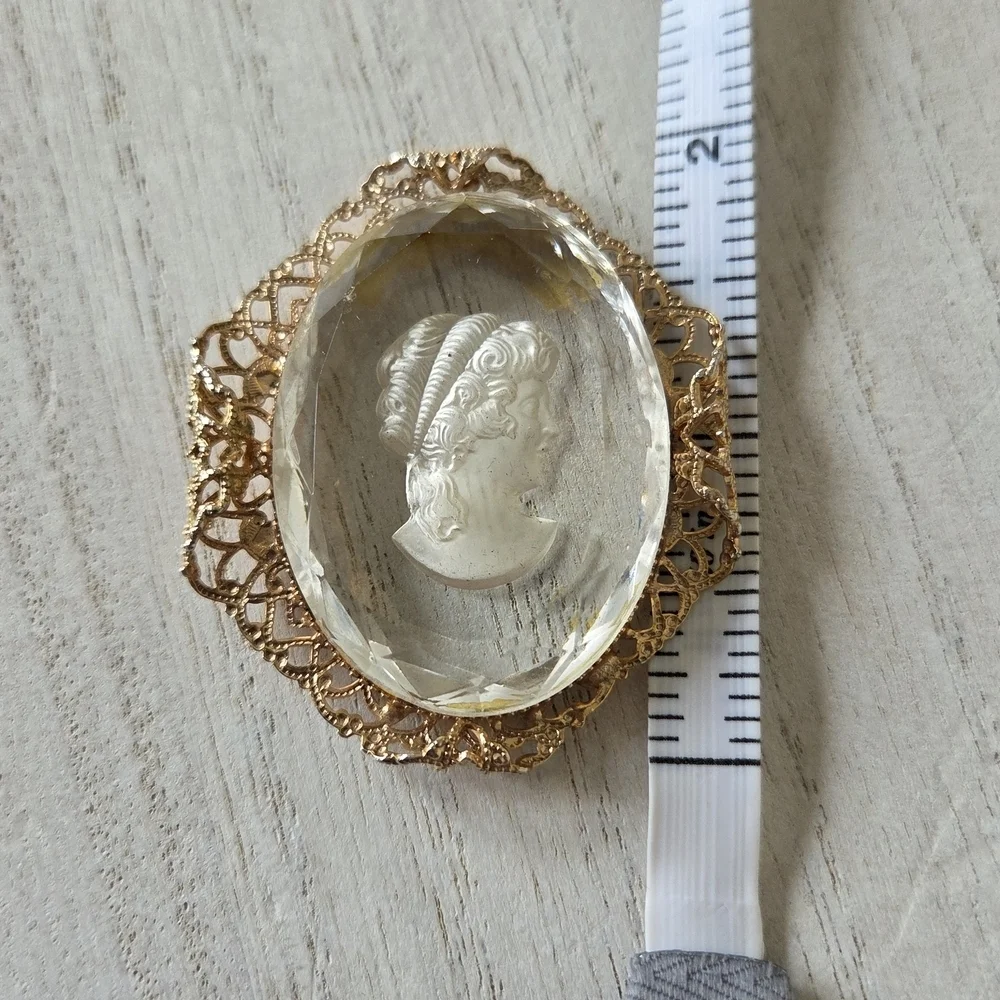 Vintage Cameo Pendant - Clear With Gold Frame